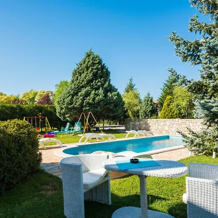 Luxurious Holiday In With Swimming Pool *