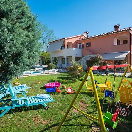 펜션 Luxurious Holiday In With Swimming Pool Nedeščina