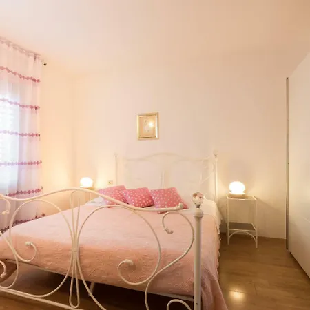 Luxurious Holiday In With Swimming Pool Holiday home Nedescina
